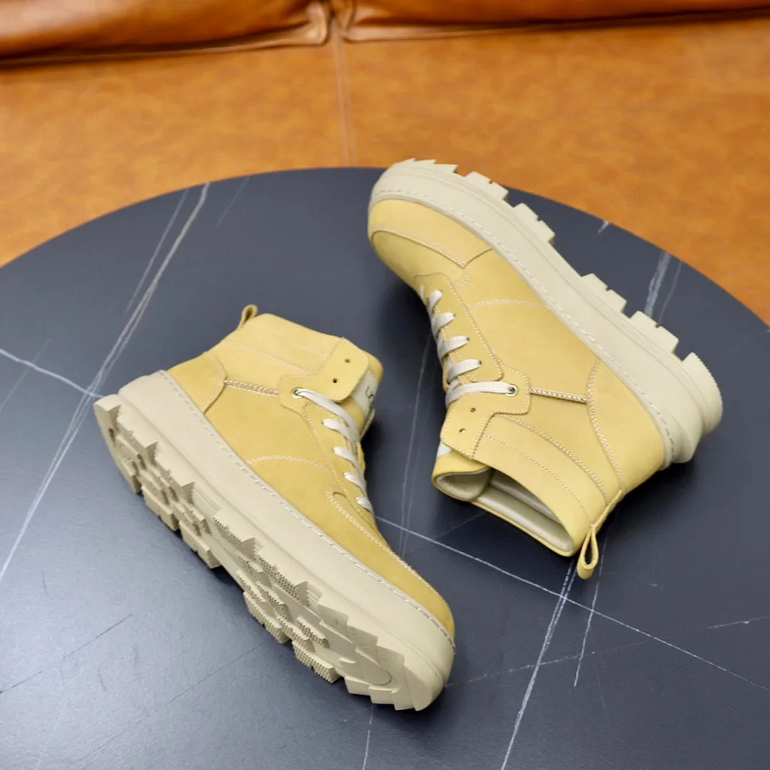 Ex-factory price: 640💰Thick wool imported from Australia Brand: UGG genuine purchasing agent Size: 38-44 Grade: Official website 1:1 Material: First layer of genuine leather waterproof and antifreeze upper Real wool lining Original non-slip soft wear-resistant outsole Style category: Men's casual shoes Trendy style Comfortable on the feet Color: Official website color synchronization